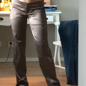  lågmidjade kostym byxor  - Jätte fina lågmidjade kostym byxor med ett coolt glans💕skriv för fler bilder och köparen står för frakt 