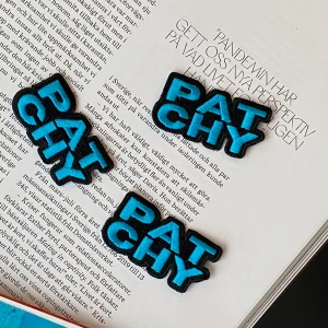 Patchy💙 - Vår ”Patchy” är lätt att fästa på mjukare material med sin värmebaksida (stryka på) går även att sy på vid önskemål. Våran ”Patchy” är den enda av våra patches som har en värmebaksida, vid funderingar om hur man fäster den finns det en instruktions video på vår Instagram @patchy.uf💙💙