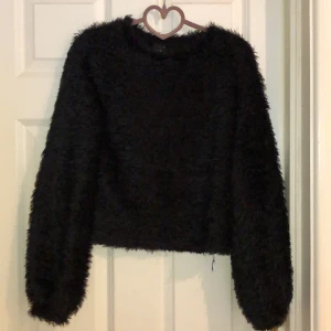 Tröja - Svart fluffig tröja med ballong armar
