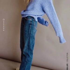 Zara jeans mid rise straight full length - Helt slutsålda jeans från zara! Aldrig använda lappen kvar!    !!Flera intresserade så buda i kommentarerna!! (Start 230 + frakt) Budgivning slutar söndag 7/2 18.00, så skickas paketet på måndag! ‼️350+frakt högsta bud‼️ (bud går upp med minst 20kr)