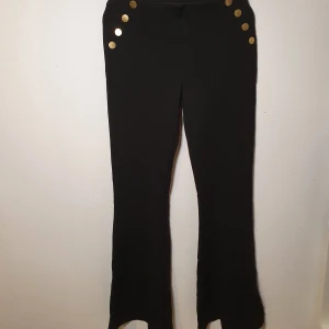 Helt nya kostymbyxor med guldiga detaljer - Säljer dessa svarta oanvända kostymbyxorna köpta från gina tricot. Dessa är i storlek S och är alltså i nytt skick. Mitt pris:150kr. 