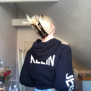 Calvin Klein hoodie - Croppad calvin Klein hoodie. Aldrig använt utomhus. 