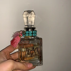Parfym - Säljer denna juicy couture parfymen💕 inte alls mycket använd