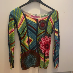 Desigual tröja  - Säljer denna långärmade tröjan från Desigual. Står ingen storlek men passar S/M. Tybar.