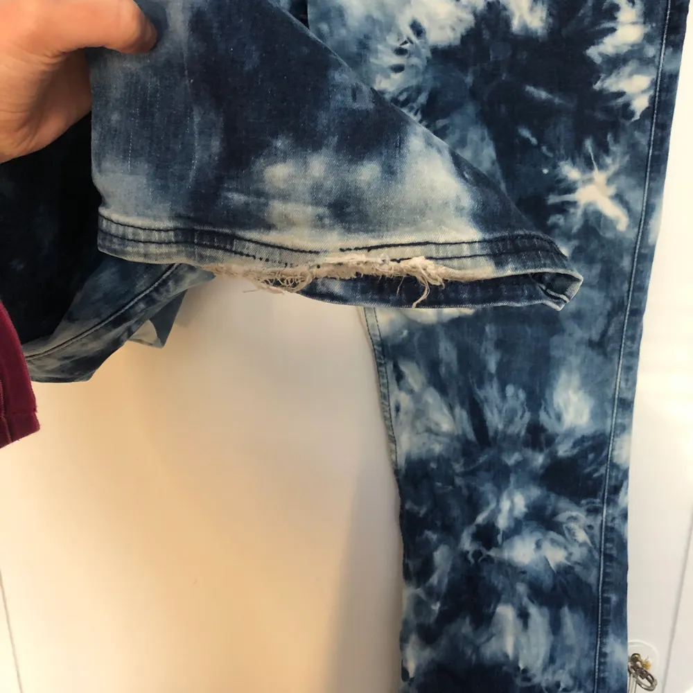 Coola jeans som är blekta och tiedyed. Storlek S men är lite stretchiga så passar även en mindre M. Lite slitage på baksidan längst ned som ni ser, men bidrar till looken. 💘💘 möts i sthlm elr fraktar. Jeans & Byxor.