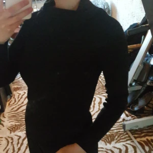 Polotröja - Svart, ribbad o skön polotröja från H&M. Frakt ingår i priset :)