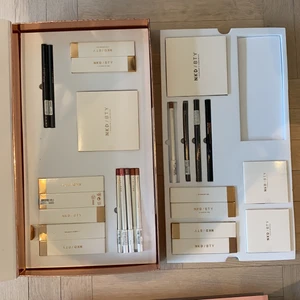 Låda med testat smink - Från nkd beauty. Vissa grejer testade i en video annars oanvända . Inkluderar: 4 liquid  libstick, 4 eyebrow gel, 4 eyebrow pen, 6 läppennor, 2 highlighter+ Contour kit, 2 bronzer och 1 eyeliner