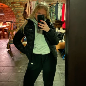 Peak performance jacka - Peak jacka. Puffer jacket. Svart. Använd men är i bra skick. Har inte använt på länge. I mycket bra skick. Skicka dem för fler bilder. Köparen står för frakten. Nypris 1700kr.❤️ BUD: 600kr  med minst 50kr ✨