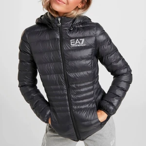 Armani jacka  - Armani jacka, nypris 1800, säljer för 400kr, aldrig använd, storlek M, kan mötas upp runt Malmö eller får ni stå för frakt 