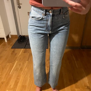 Perfect Jeans strl 36 - Super fina jeans från Gina tricot som är en aning för korta för vad jag tycker om. Budgivning och köparen står för frakt💗