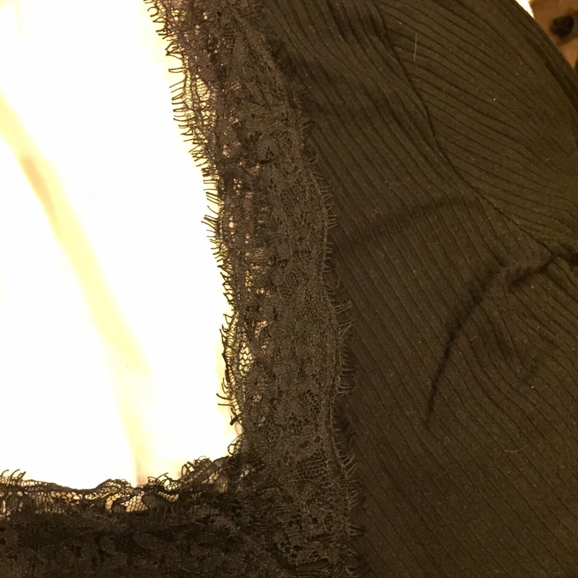 Svart ribbad v- ringad tröja med spets - 90