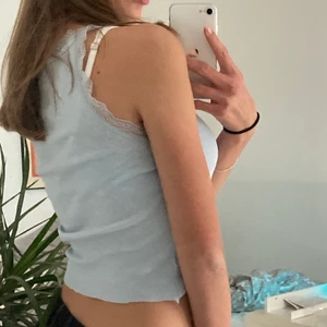 Ljusblått spetts linne  - Ett super fint, ljusblått linne, från New Yorker. Jag har klippt av där nere så det går precis över naveln. Det är i st xs och passar mig perfekt! 