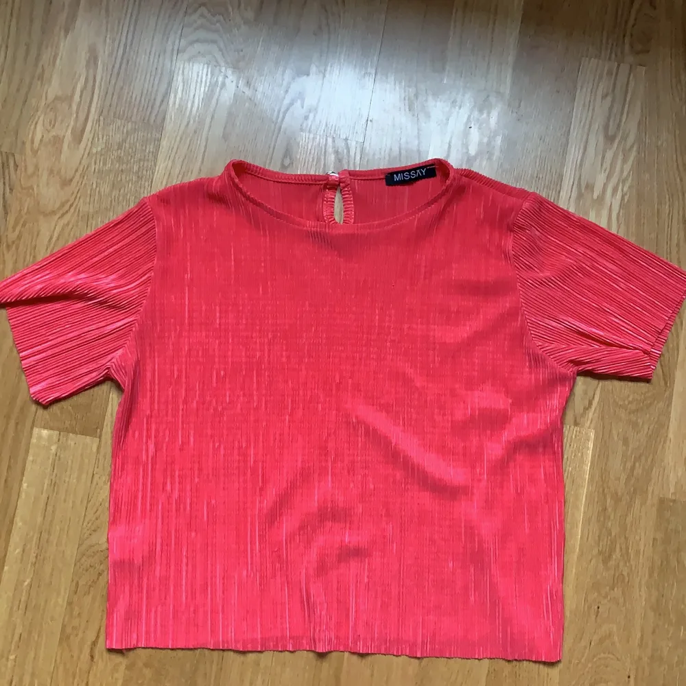 En vacker röd/mörkrosa tröja, säljes för 120kr + frakt. Tröjan är i ett fint skick och använd ett få tal gånger!❤️. T-shirts.