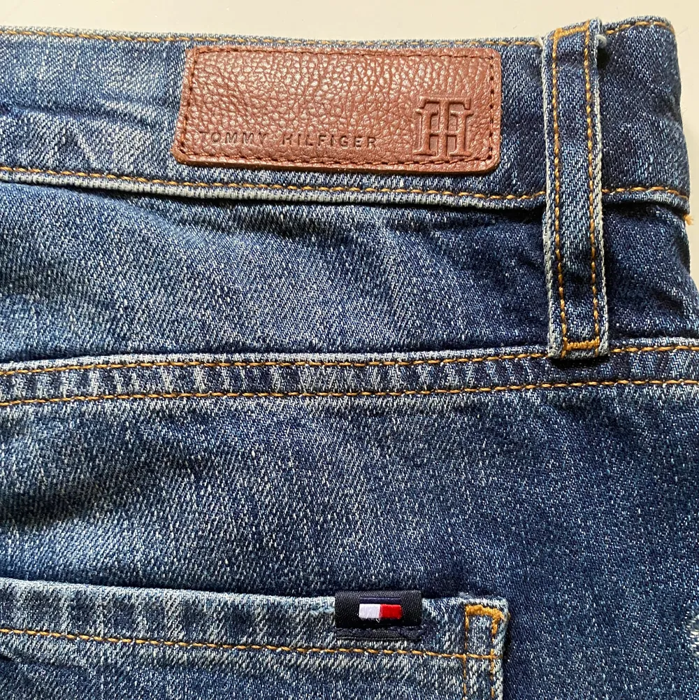 Low/mid waist Tommy Hilfiger jeans, boyfriend fit. Aldrig använda. Sömmarna känns lite på insidan. Är för små för mig så passformen sitter nog mer avslappnat än på bilden. . Jeans & Byxor.