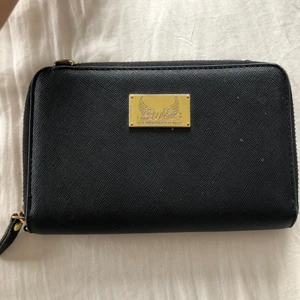 Plånbok - Lissa Wang plånbok nyskick förutom några repor märket där fram. Rymlig 