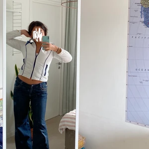 Jacka! - Cool ”jacka” som går att använda som tröja! Jag på bilden är M. Möts på söder annars står köparen för frakt på 62kr✨✨ buda om fler är intresserade. Har en liten fläck längst ner på höger sida (se bild 3) men den syns knappt