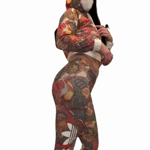 Adidas hoodie och leggings  - Storlek Small säljer dem ihop. 900 kr 