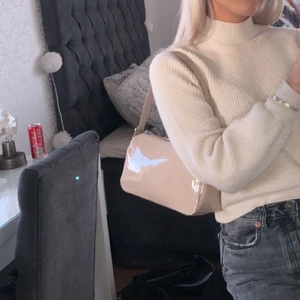 Väska i lack - Beige väska i lack från h&m🤍