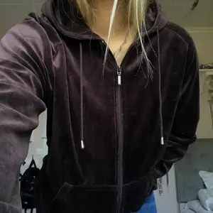 Mysig brun zip hoodie i sammet material🤎 Storlek XL men sitter snyggt oversize på mig som har S i vanliga fall :) 150kr+frakt eller budgivning 🍂⚡️