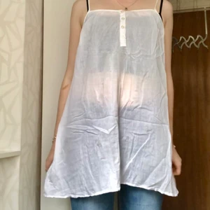 Vit tunika - vit tunika/klänning! Superfint skick helt utan fläckar. Så fin att ha över en outfit eller på stranden!🤍🤍