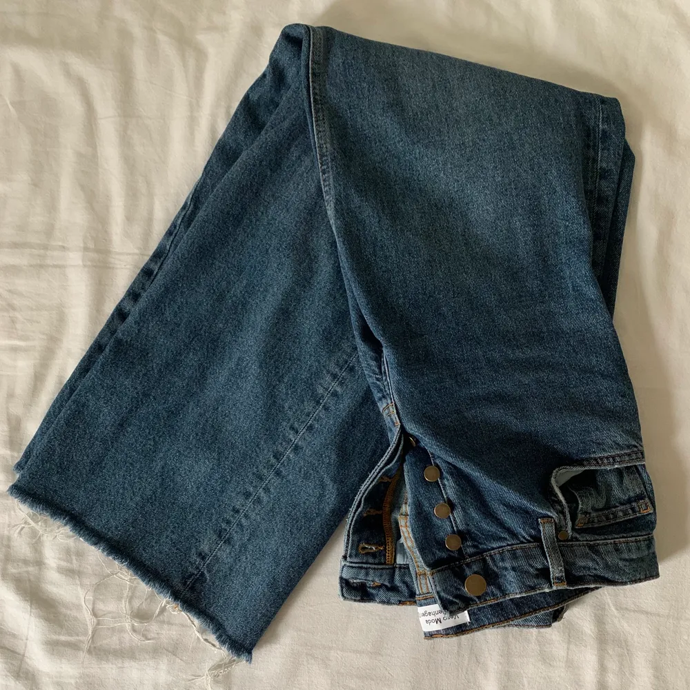 Mörkblåa straight leg jeans som även är lågmidjade! Nästan helt oanvända. Bra skick!💕💕. Jeans & Byxor.
