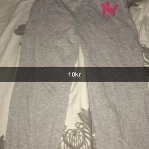 Gråa mjukis byxor - För 9-10år