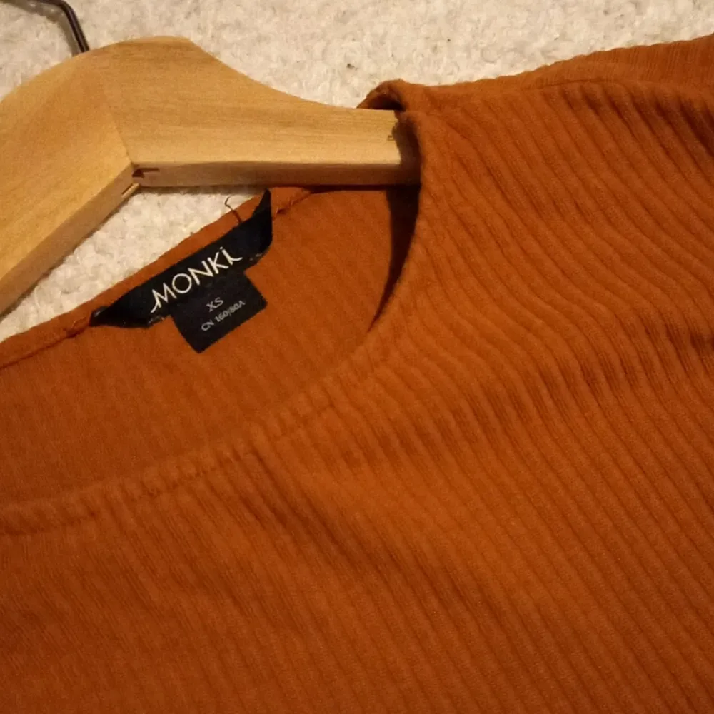 Rostbrun tröja ifrån Monki.. Toppar.
