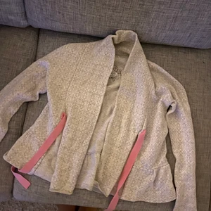 Odd Molly kofta  - En grå Odd Molly kofta i jättefint skick, storlek 0 alltså Xs/S 💖