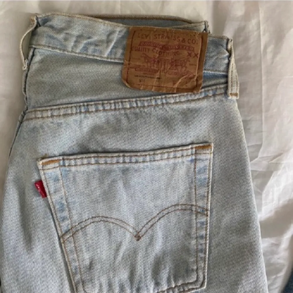 Säljer dessa jättefina jeansen från Levis vintage 501, staight. De är storlek W33 L34 men de är rätt små i storleken, skulle säga att de passar 38-40 beroende på hur man vill att dem ska sitta. Hör av dig om du är intresserad ❤️(lånade bilder). Jeans & Byxor.