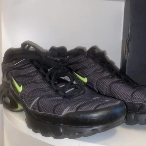 Tn nike skor - Jag säljer mina tn Nike skor för jag inte använder dem jag har använt dem 1 gång och sen har dem bara stått så därför hoppas jag att nån annan kan få användning för dem istället💕