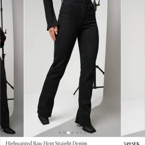 Hanna schönberg  - Svarta jeans från Hanna schönbergs kollektion med nakd. Storlek 34, super fint skick, knappt använda! Har en slits på insidan💖💖 köparen står för frakten 