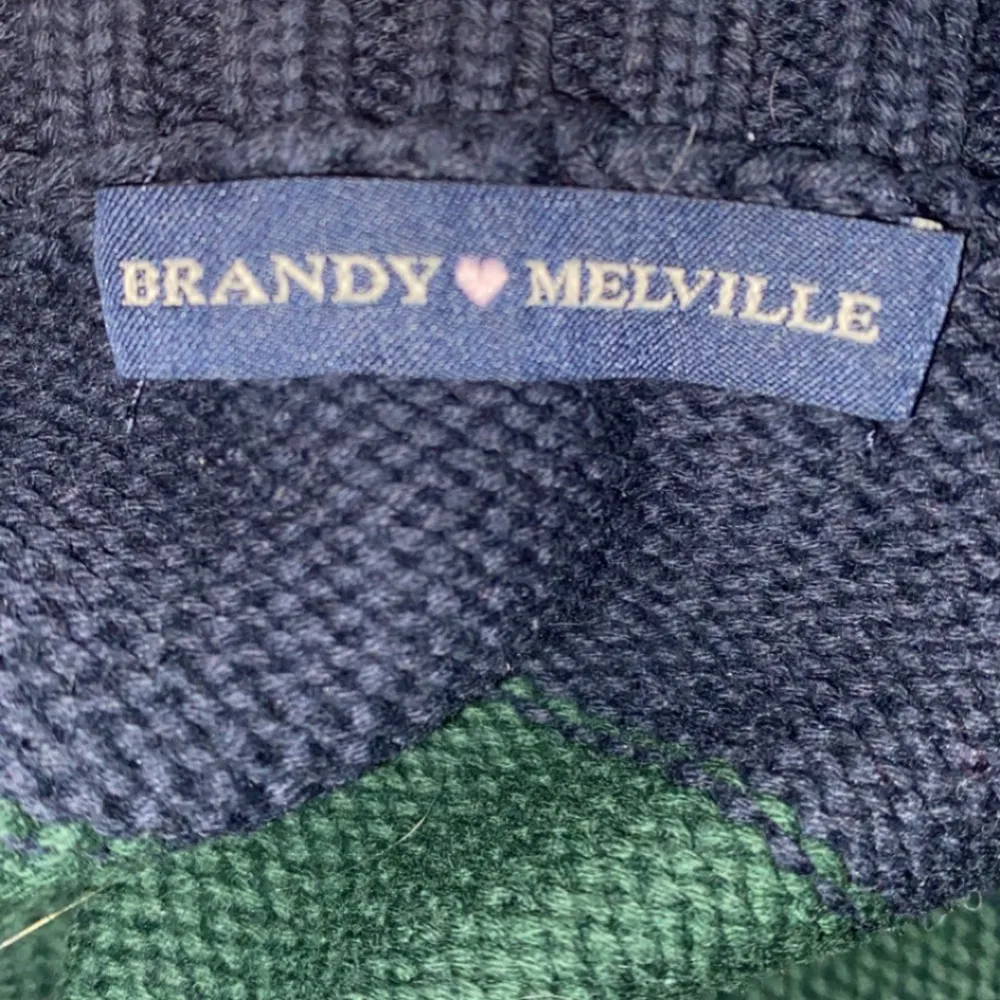Hej! Jag säljer min jättefina och jättemysiga brianna sweater från brandy melville! Den är använd ungefär 1-2 gånger, orginalpris: 500kr (den första bilden är från brandy melvilles hemsida). Stickat.