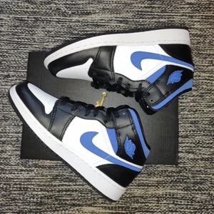 Jordan mids gs racer blue - Äkta Jordan 1 mids gs ~ racer blue                                                                         Strl. 38.5eu                                                                               Pris 1500kr.                                                                        Skickas dubbelboxat!                                                                           Spårbar frakt 99kr, försäkrad spårbar frakt 184kr.💞💞      