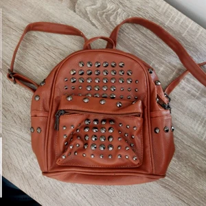 Y2K brun ryggsäck - Y2K stil ryggsäck i brun färg, liten i storlek