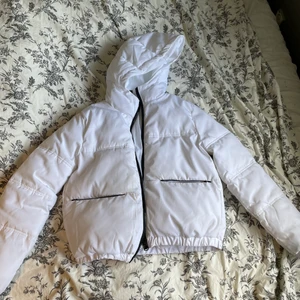 Jackor - Vit tjock jacka från H&M i storlek XS, 100kr.                                                           Skidjacka från Everest i storlek 36, 300kr.                                                          Vindjacka från Trekmates i storlek XS, aldrig använd, 150kr.