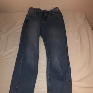 Jeans från NAKD, storlek 34, dom är endast använda ett fåtal gånger och sitter bra, köpta för 400kr. Köpare står för ev frakt.