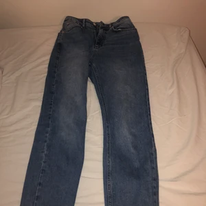 Momjeans från NAKD - Jeans från NAKD, storlek 34, dom är endast använda ett fåtal gånger och sitter bra, köpta för 400kr. Köpare står för ev frakt.