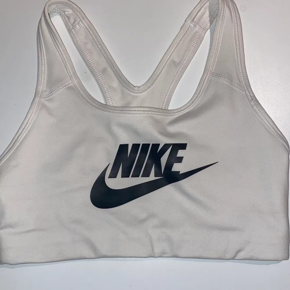 Säljer min vita Nike sport bh som jag har haft vällning länge men knappt använt😊 Säljer då den inte kommer till användning och har blivit för liten✨ Skulle säga att den är true to size och passar S bra💞 P.g.a den lilla användningen är den i nyskick och har därför inga fläckar eller hål 🥰 Tror inte denna exakta modellen finns kvar men liknande bh-ar kostar ca 300kr nypris Mitt pris är dock 115kr + frakt som köparen får stå för💞📦. Toppar.