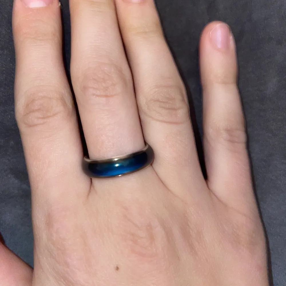 En fin ring som jag köpte från material som kan ändra färg.💕. Accessoarer.