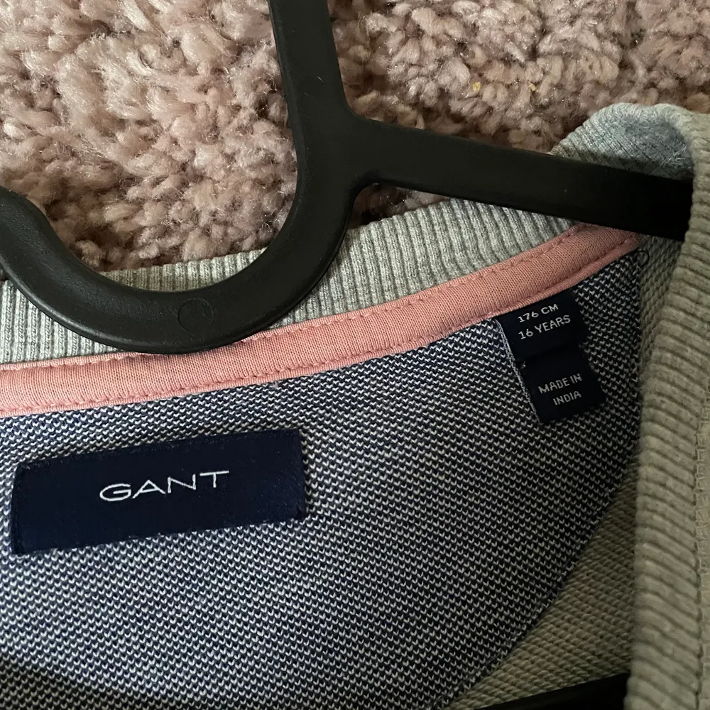 Grå Gant tröja i storlek M.  Felfri. Köparen står för frakten. . Tröjor & Koftor.