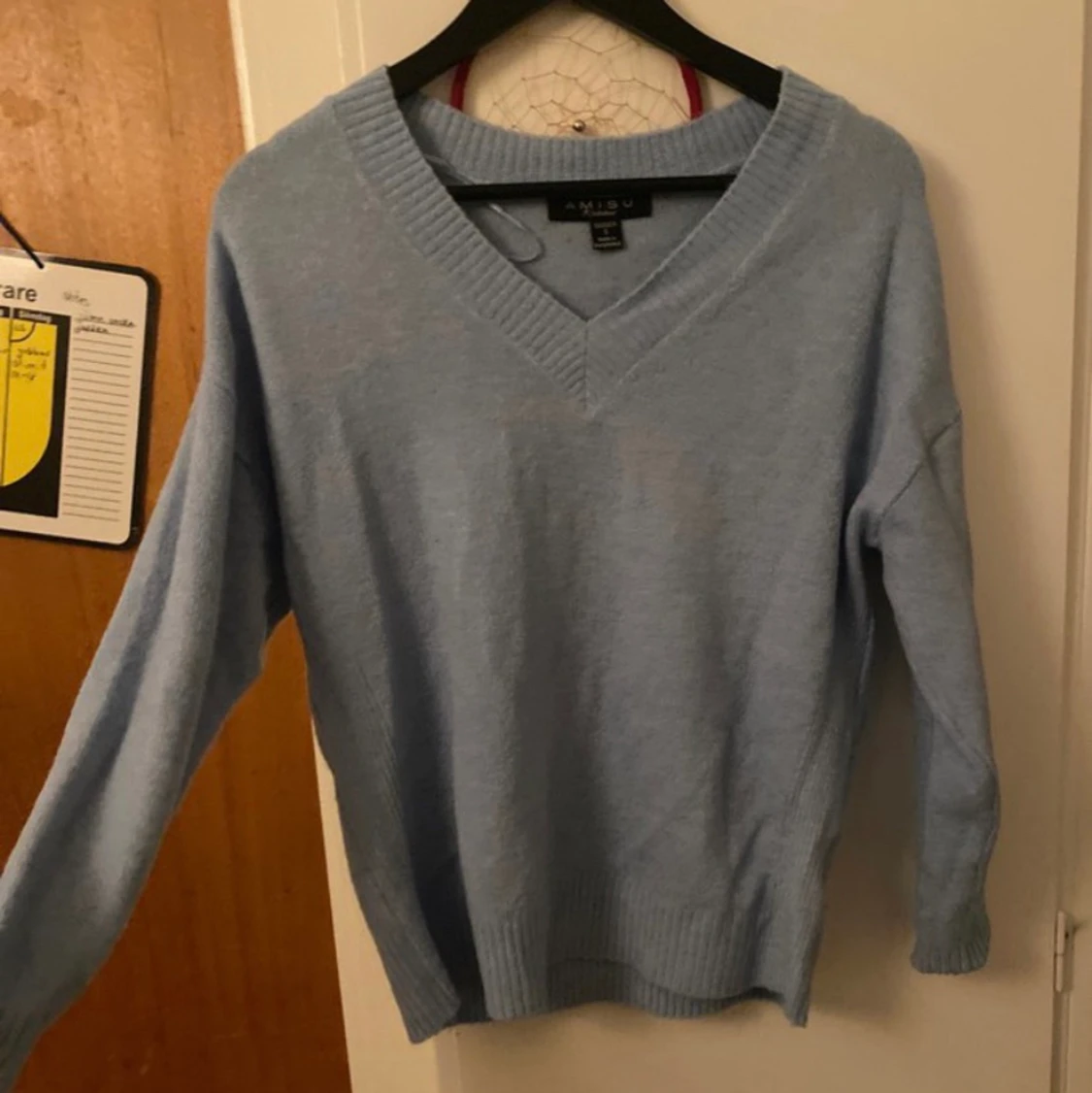 En fin och mjuk blå stickad tröja,