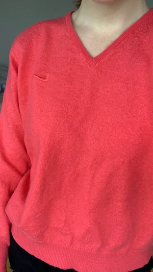 Thriftad Nike tröja - Stickad Nike tröja i en fin rosa färg