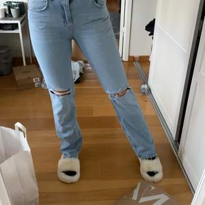 Använt en gång, säljer för att de inte kommer till användning. Strl 38 straight jeans från pull&bear jag är 180cm lång.