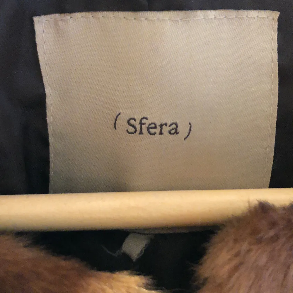En väldigt fin och skön fest jacka från Sfera som jag säljer då den inte längre kommer till användning och bara ligger i garderoben✨. Använd 2 gånger och köpt för 599kr men säljer för 450 kr. Jackor.