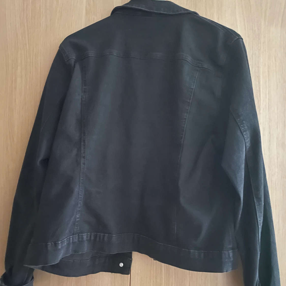 Svart jeansjacka - 90