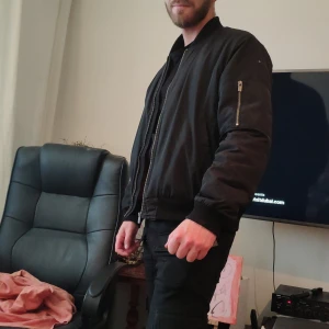 Alpha jacka orginal som ny  - Alpha svart orginal pilotjacka. Som ny ovanlig modell. 