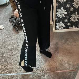 Ett par äkta Björn Borg byxor, modellen heter ”Borg Wide Track Pants”, som köptes för ett par år sedan men inte använda många gånger, köpta för ca 600kr. Jag säljer för 150 kr + frakt. 