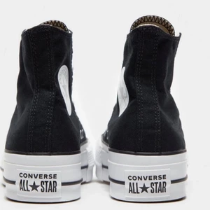 Converse  - Säljare mina oanvända converse pga för stora! Har egentligen 38! Super fina och är i platå! 