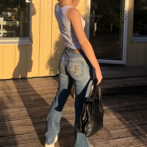 bootcut lowrise jean - Ascoola byxor som inte kommer till användning längre. Märket är Daniela Tobler och de är köpta vintage på Madeira. Har varit mina absoluta favoriter! Passar xs-s och sitter som en SMÄCK!! Snygga mönster och hela i gott skick.