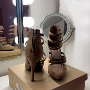 Klackskor för 200kr - Säljer mina helt oanvända klackskor för 200kr i storlek 37, skokartong följer med. Vet inte exakt cm på klacken men hade nog gissat på runt 7-8cm